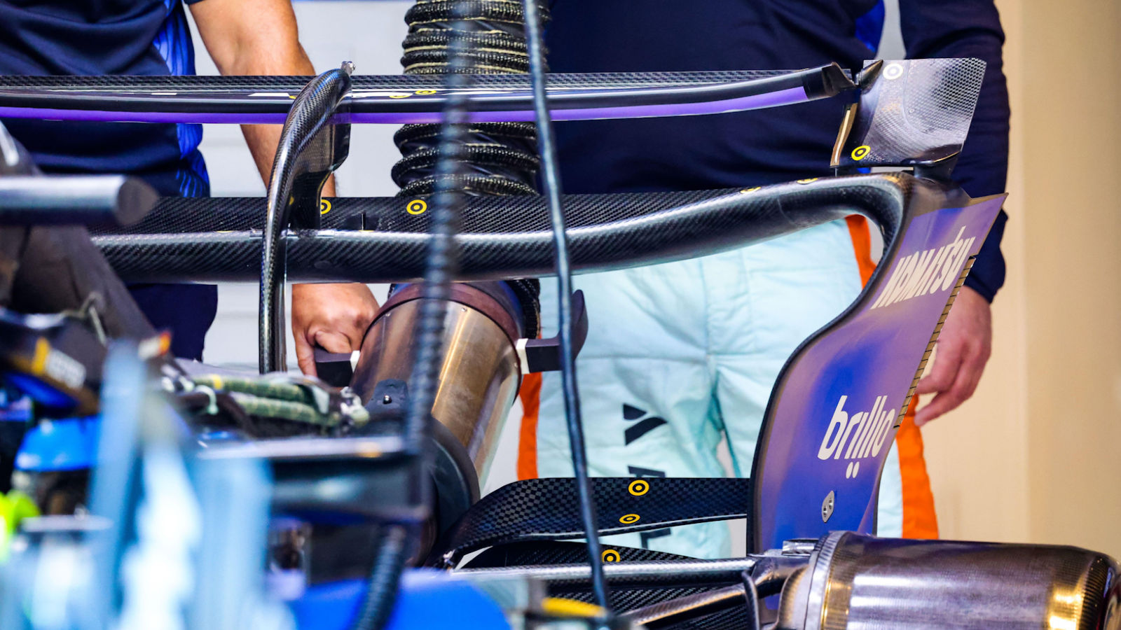 Заднее крыло Williams FW47 с открытой системой DRS показывает, как закрылок садится на концевую секцию при закрытии.